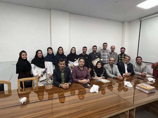 تجلیل میدانی ریاست و تیم مدیریتی بیمارستان امام خمینی (ره) از کارکنان نمونه در روز کارمند